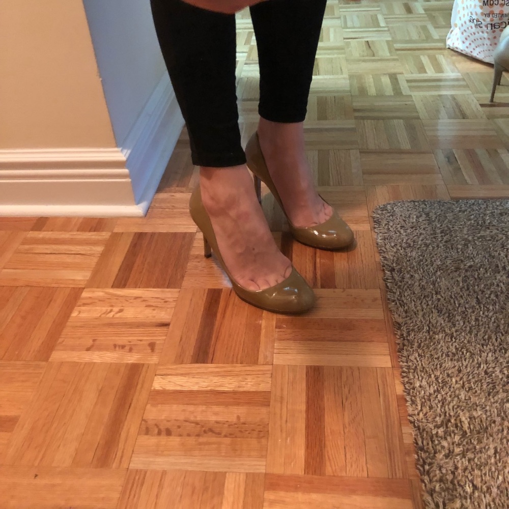 Barneys New York Beige Patent Leather Pumps Sz 9